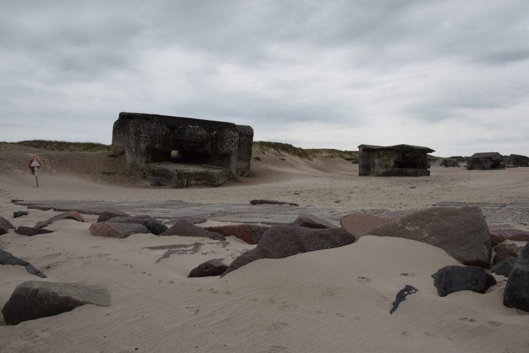 Storslået natur med barske historiske minder.